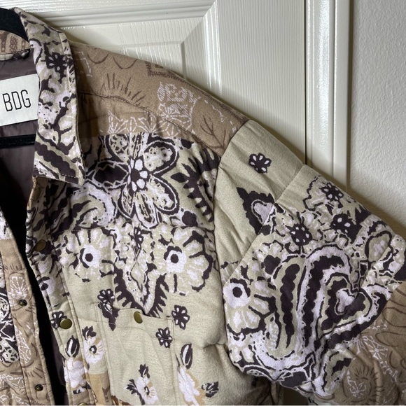 BDG Pattern Quilted Oversized Shirt Jacket Puffer In Beige and Brown Size Large - Picture 10 of 16